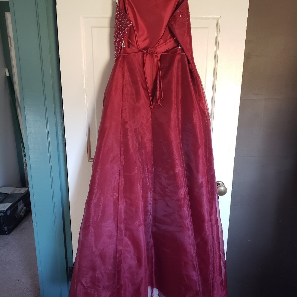 Gown - Picture 2 of 4